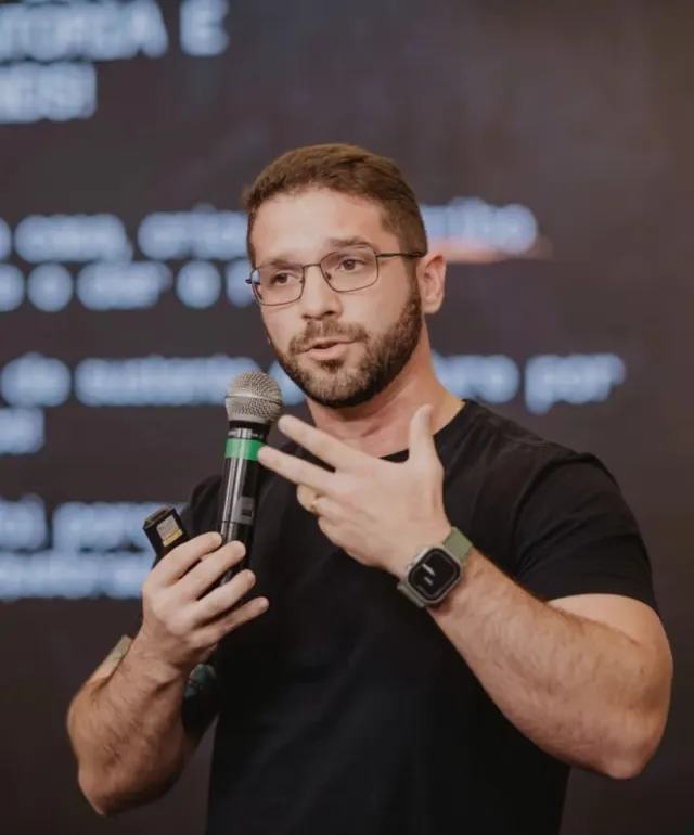 Anthony Nichols falando ao microfone em um palco